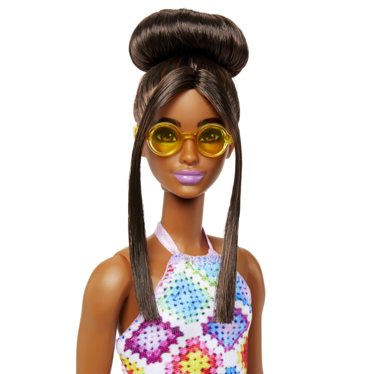 PAPUSA BARBIE FASHIONISTA SATENA CU OCHELARI DE SOARE GALBENI