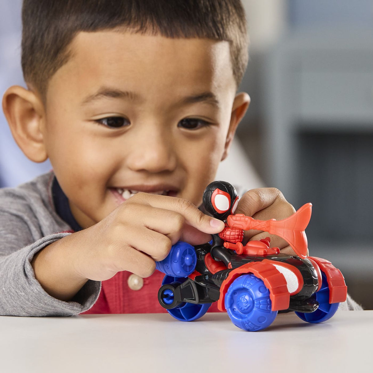 SPIDEY SI PRIETENII LUI UIMITORI MARVEL SET FIGURINA MILES SPIN MORALES SI VEHICUL TECHNO RACER 7.6CM