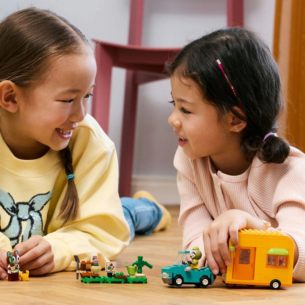 LEGO ANIMAL CROSSING CARAVANA SI MAGAZINUL DE GRADINARIT AL LUI LEIF 77054
