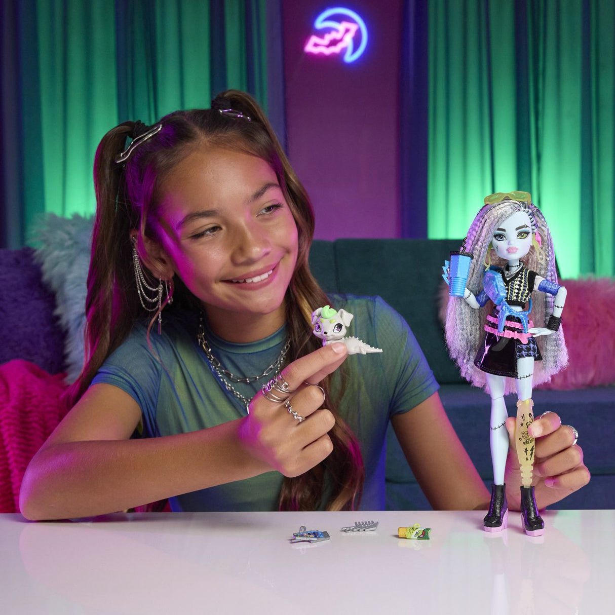 MONSTER HIGH PAPUSA FRANKIE STEIN CU ACCESORII