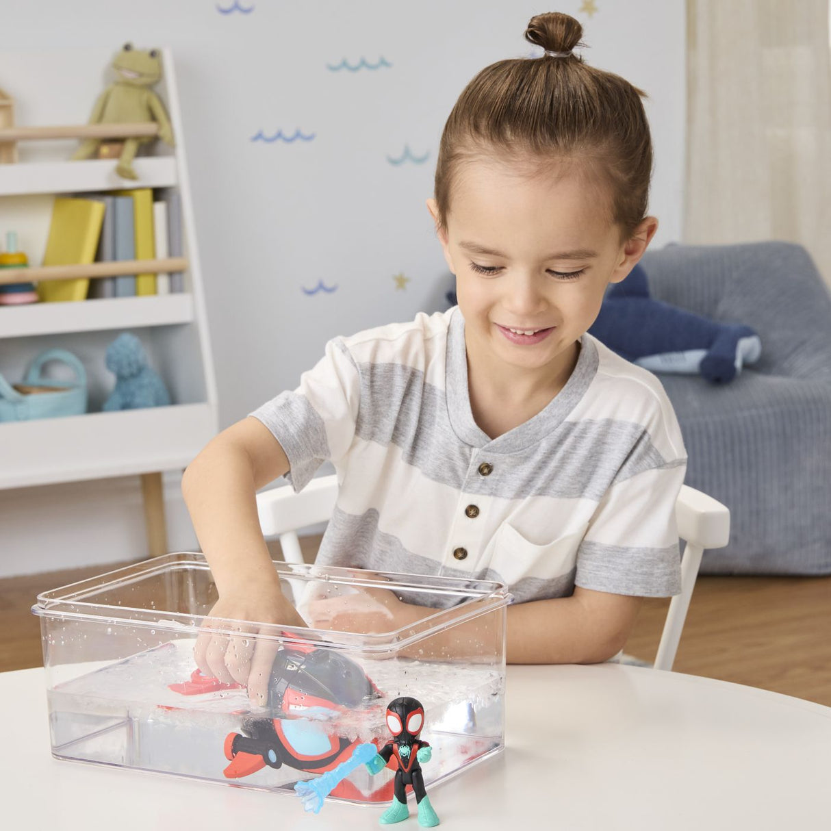 SPIDEY SI PRIETENII LUI UIMITORI MARVEL SET FIGURINA 7.6CM SI SUBMARINUL DELFIN