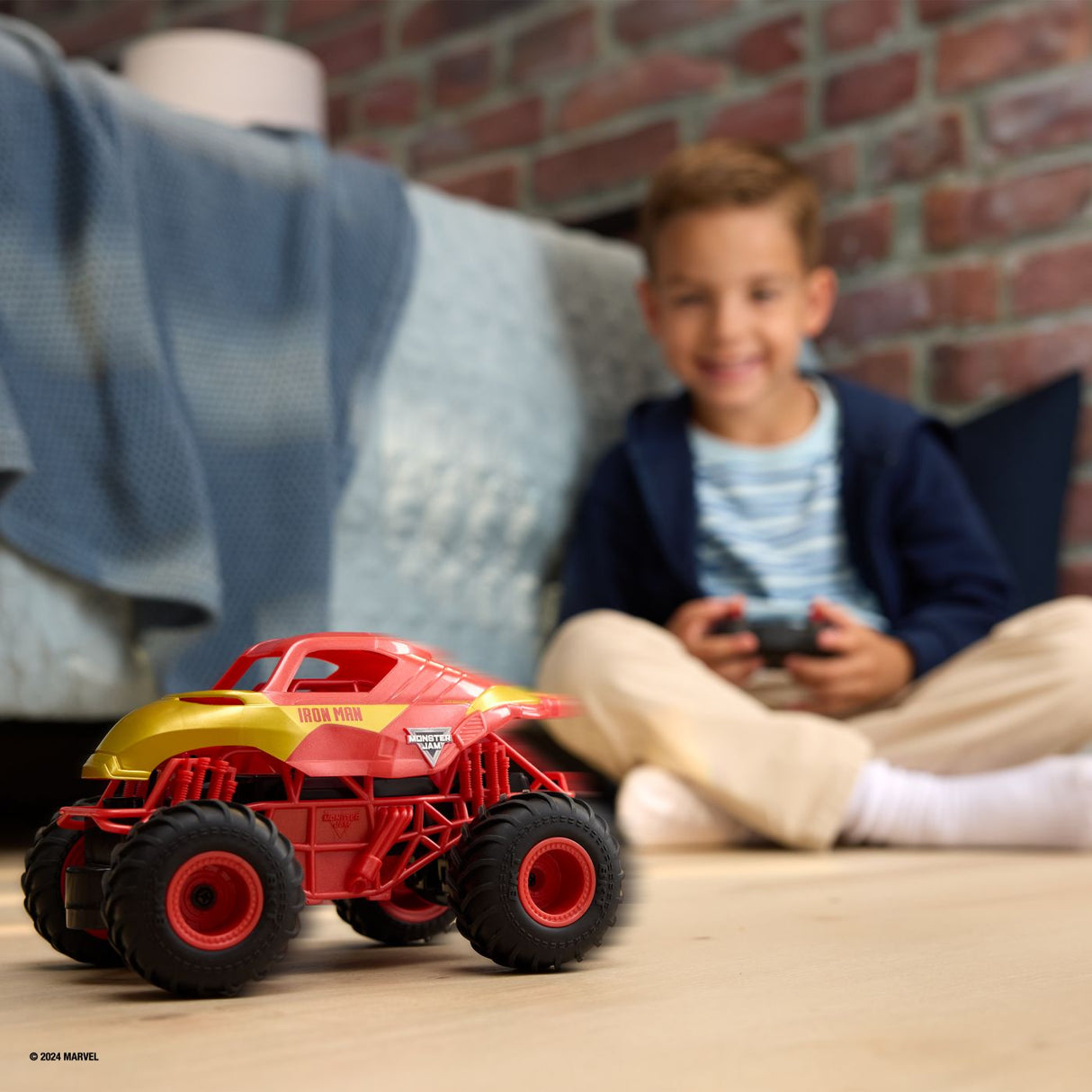 MONSTER JAM MARVEL CAMION GIGANT CU TELECOMANDA IRON MAN SCARA 1 LA 24