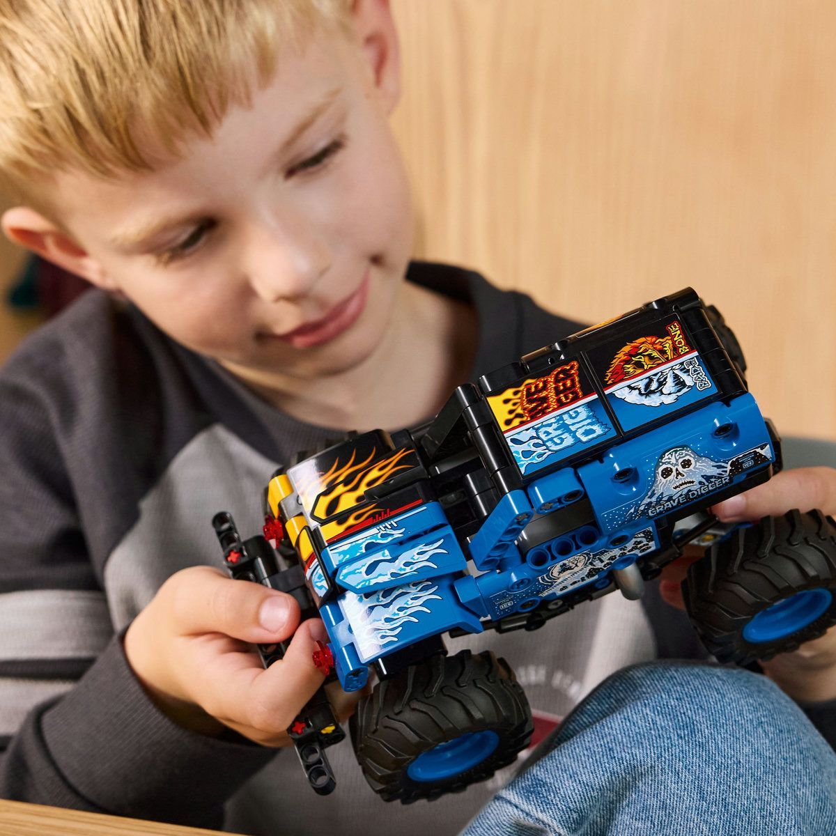 LEGO TECHNIC MONSTER JAM GRAVE DIGGER FOC SI GHEATA 42219