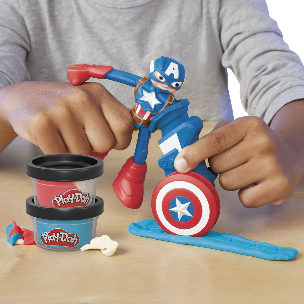 PLAY-DOH MARVEL FIGURINA FLEXIBILA CU ACCESORII CAPTAIN AMERICA 10CM