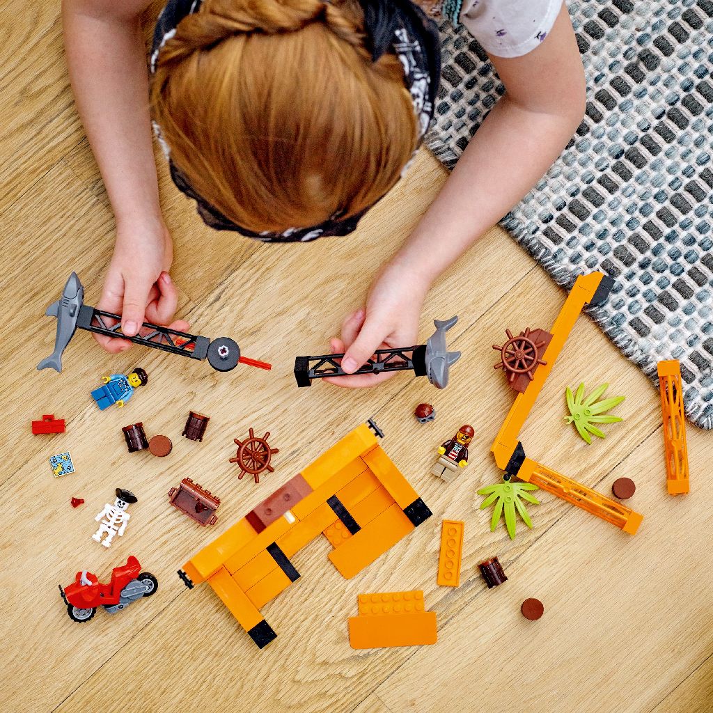 LEGO CITY STUNTZ PROVOCAREA DE CASCADORII ATACUL RECHINULUI 60342