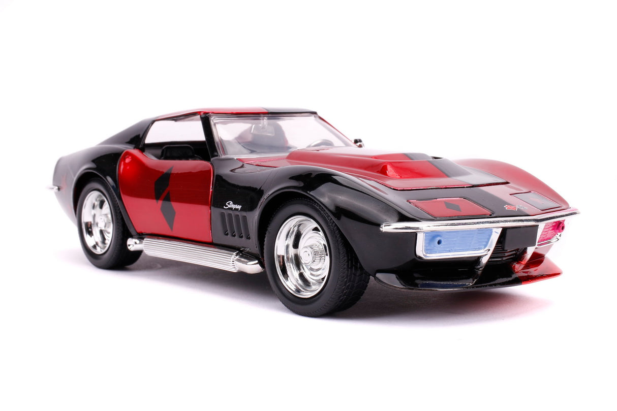 MASINUTA DIN METAL HARLEY QUINN 1969 CHEVY CORVETTE SCARA 1:24
