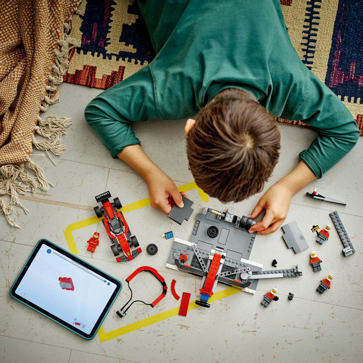 LEGO CITY BOXA SI MECANICI F1 CU MASINA FERRARI 60443