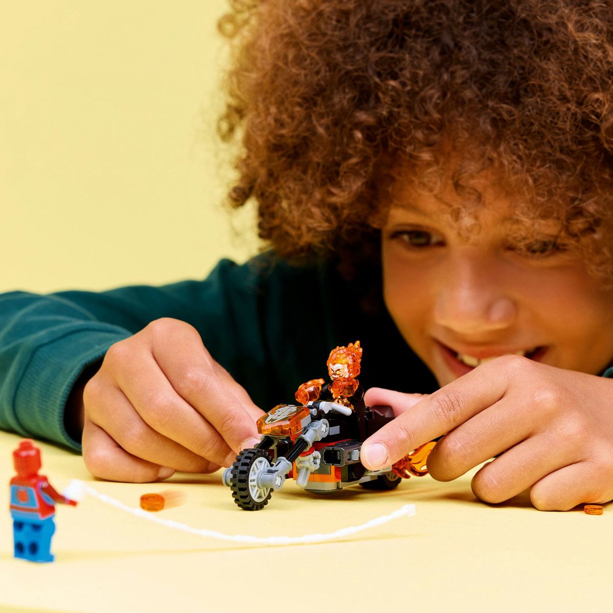 LEGO MARVEL OMUL PAIANJEN VS CALARETUL FANTOMA PE MOTOCICLETA 76335