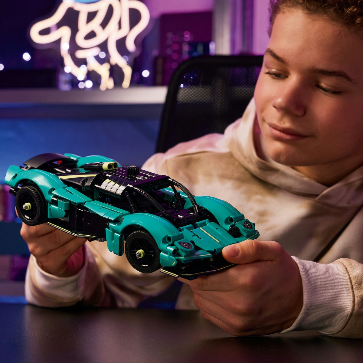 LEGO TECHNIC ASTON MARTIN VALKYRIE 42208