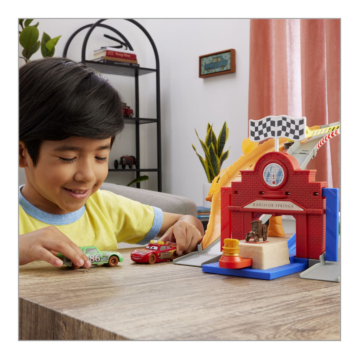 CARS RACE AND RESCUE SET DE JOACA CURCUIT DE SALVARE SI 3 MASINUTE METALICE