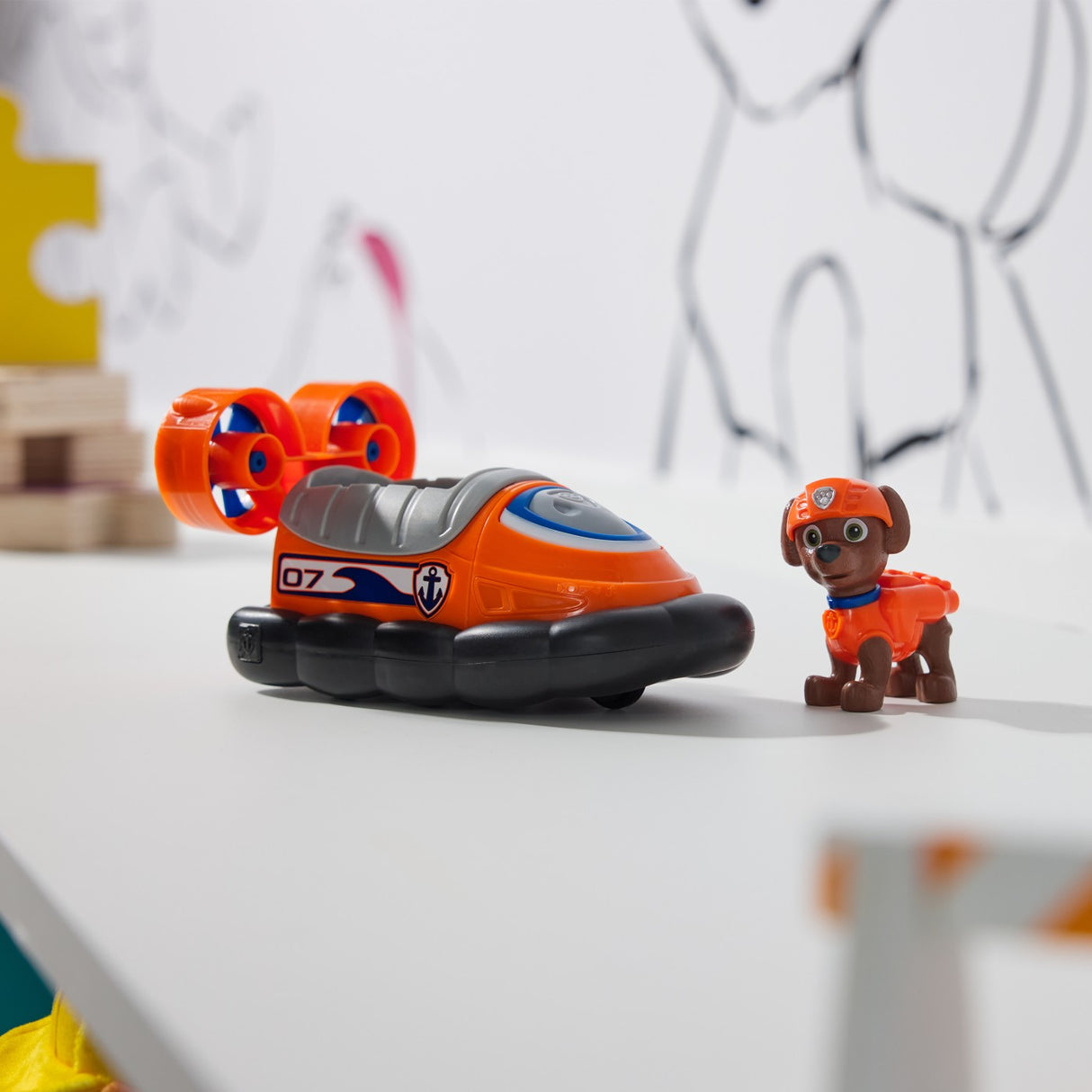 PATRULA CATELUSILOR SET VEHICUL DE BAZA HOVERCRAFT SI FIGURINA ZUMA