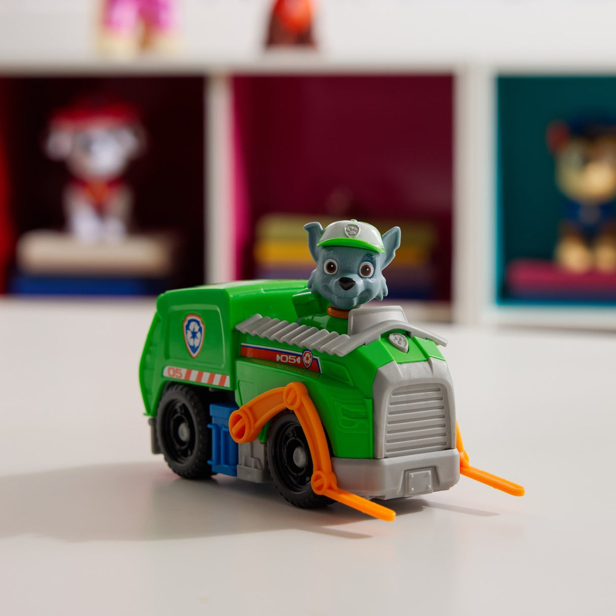PATRULA CATELUSILOR SET VEHICUL DE BAZA CAMIONUL DE RECICLARE SI FIGURINA ROCKY