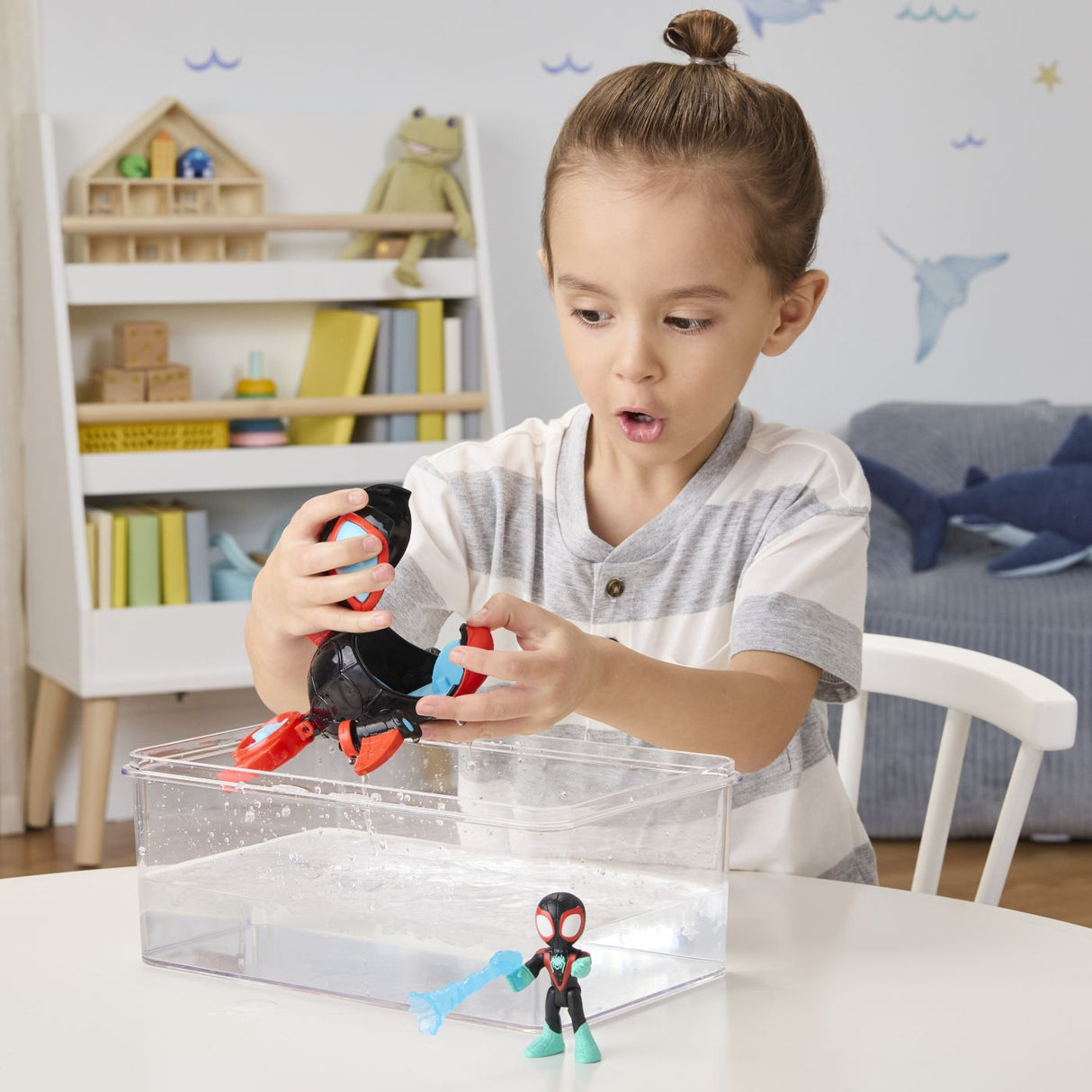 SPIDEY SI PRIETENII LUI UIMITORI MARVEL SET FIGURINA 7.6CM SI SUBMARINUL DELFIN