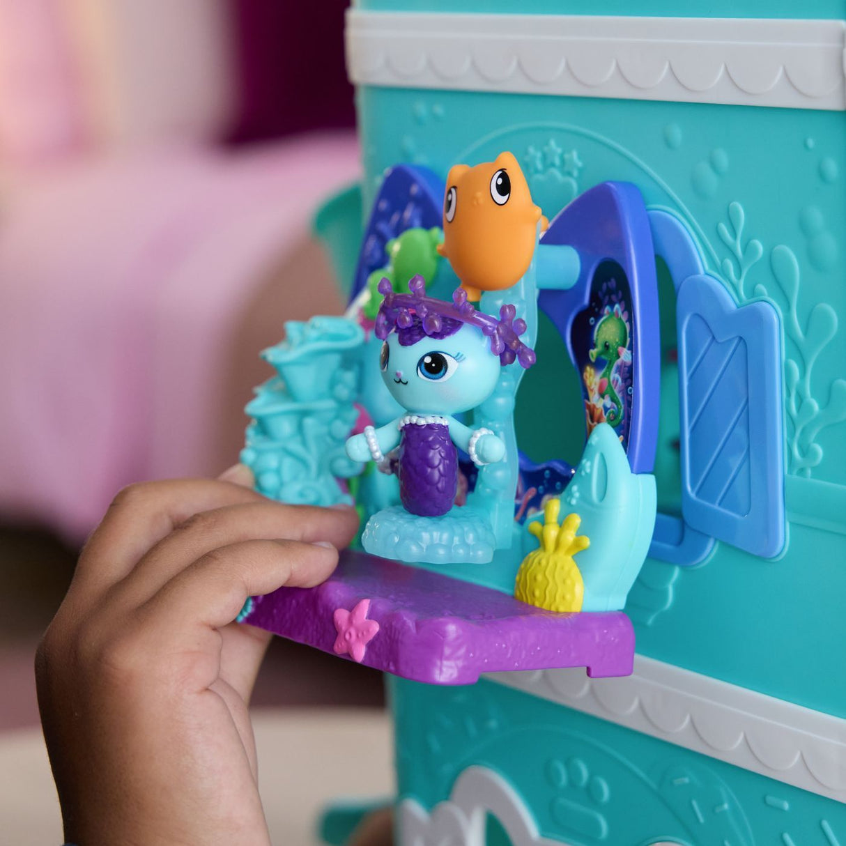 GABBYS DOLLHOUSE FILMUL SET BALCONUL ACVARIU SI FIGURINA MERCAT CU ACCESORII