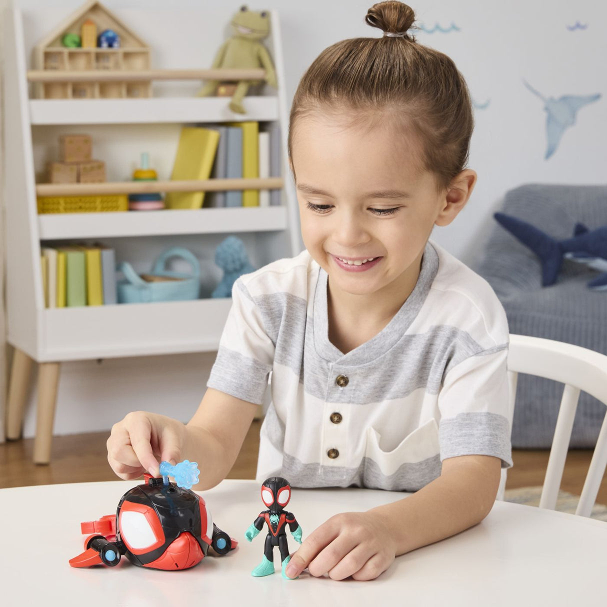 SPIDEY SI PRIETENII LUI UIMITORI MARVEL SET FIGURINA 7.6CM SI SUBMARINUL DELFIN