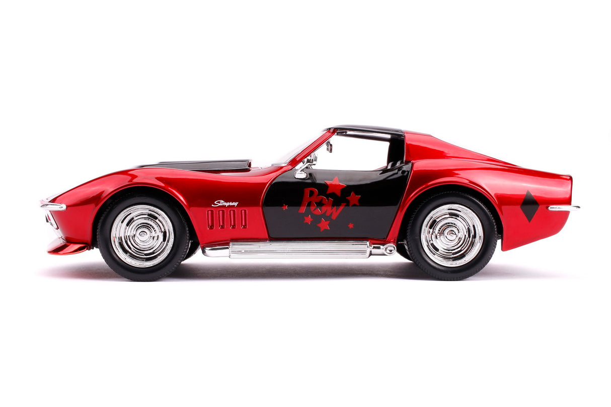 MASINUTA DIN METAL HARLEY QUINN 1969 CHEVY CORVETTE SCARA 1:24