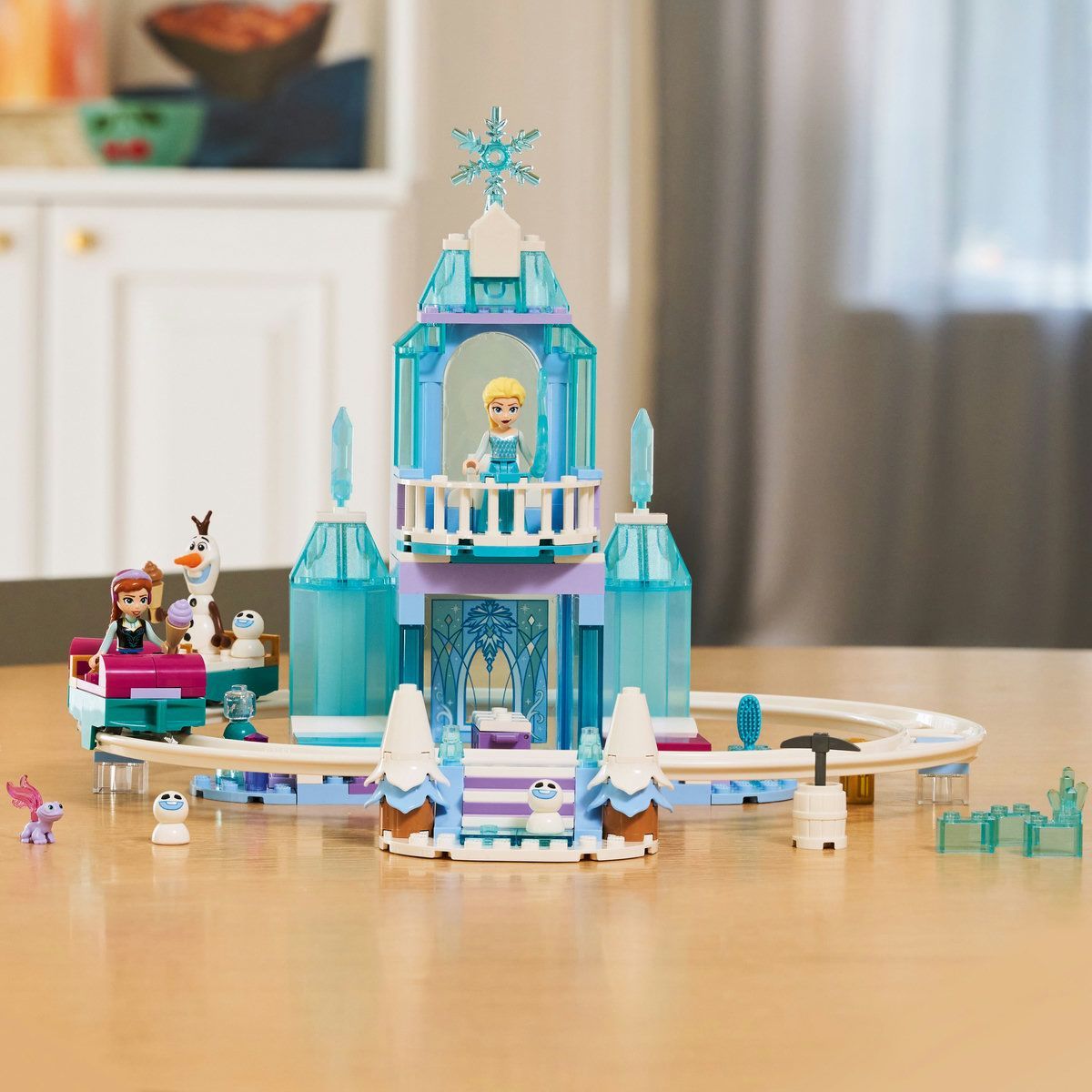 LEGO DISNEY FROZEN AVENTURA CU SANIA PE SINE LA CASTELUL DE GHEATA AL ELSEI 43281