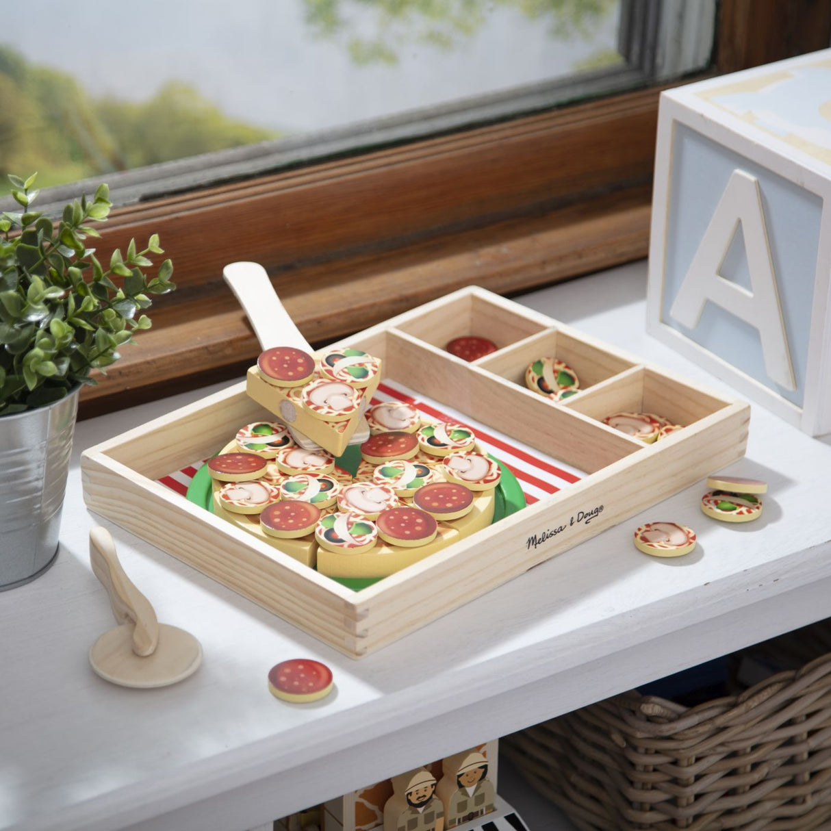 MELISSA AND DOUG SET DE JOACA DIN LEMN PETRECERE CU PIZZA