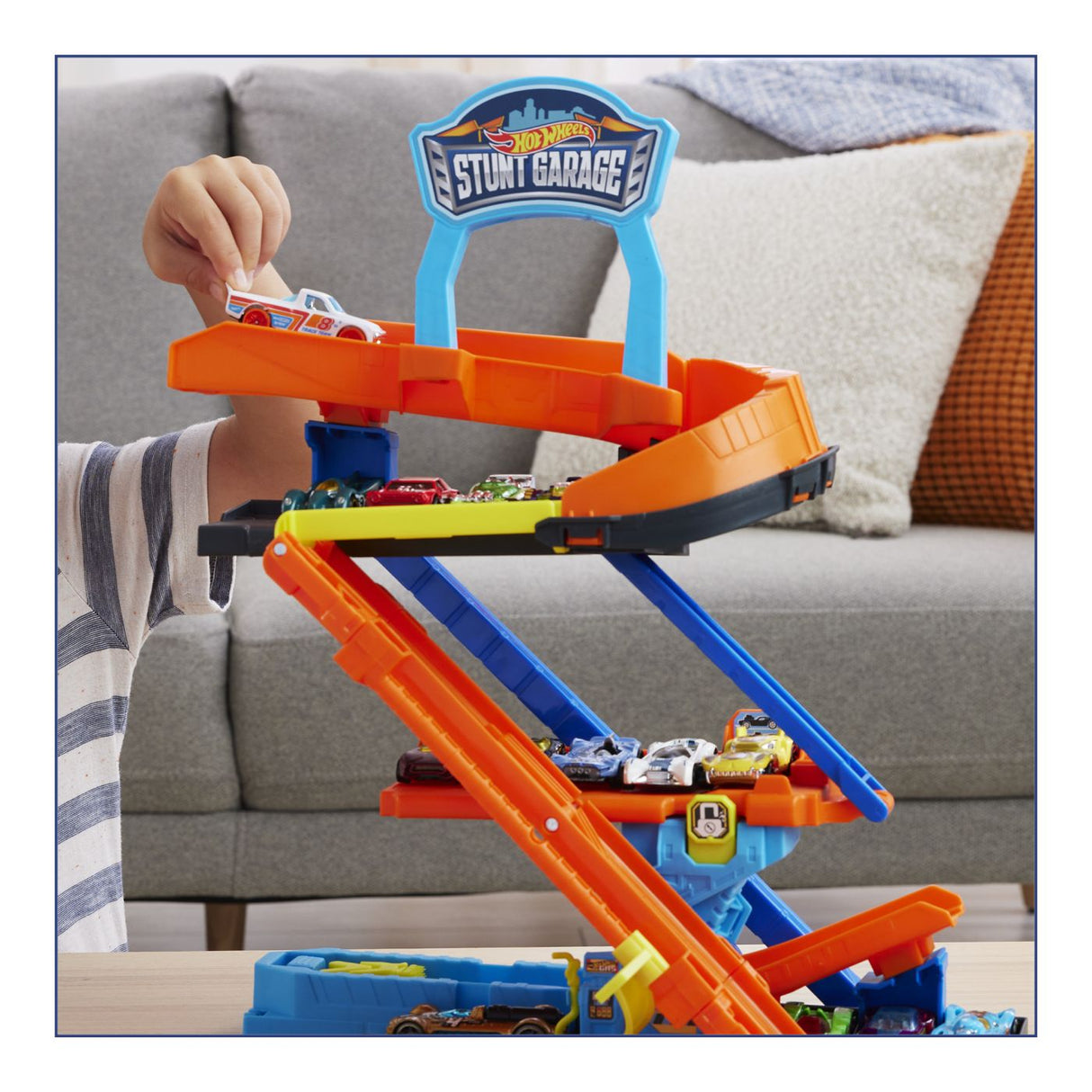 HOT WHEELS CITY TRANSFORMAREA GARAJULUI DE CASCADORII CU MASINUTA INCLUSA