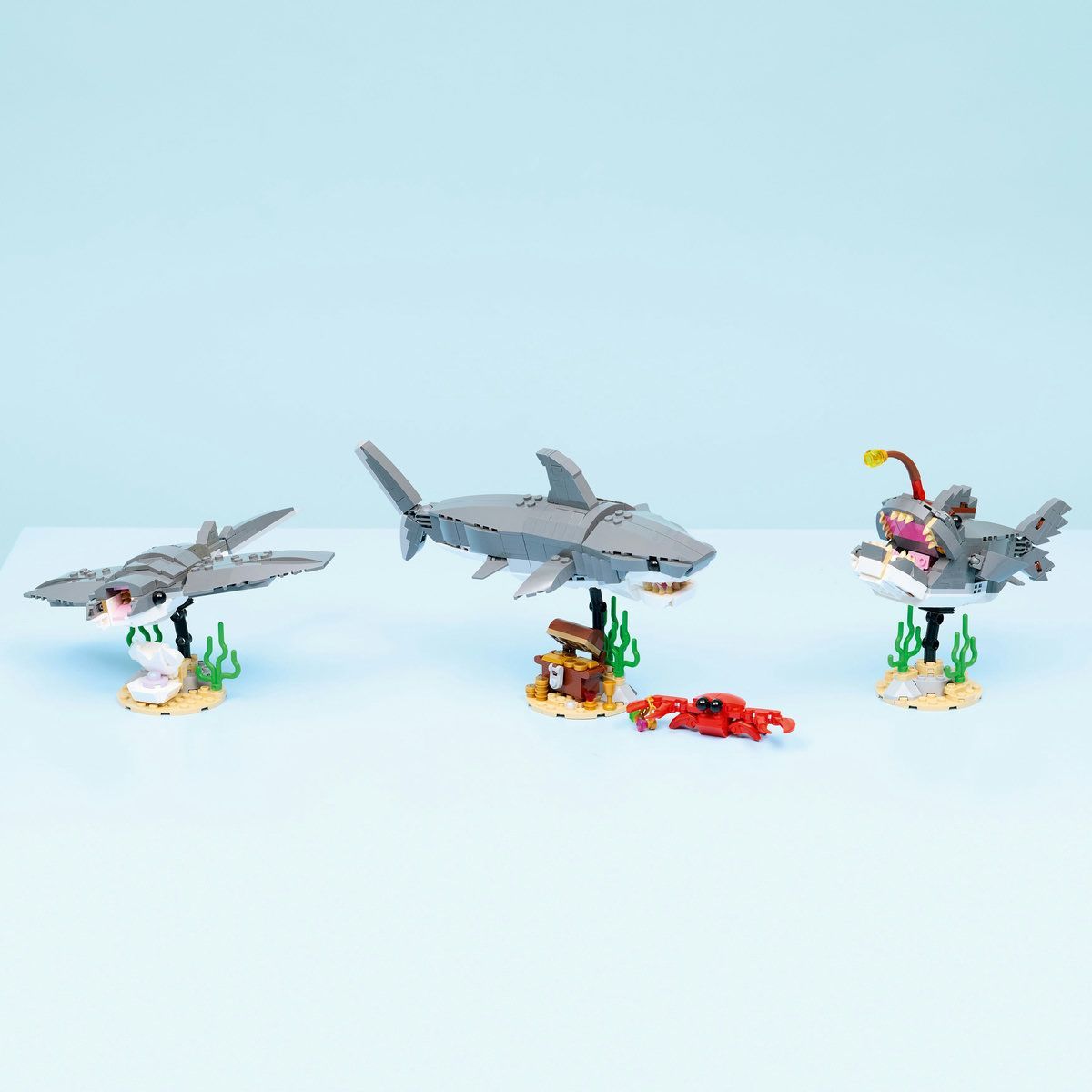 LEGO CREATOR RECHIN FEROCE CU UN CUFAR DE COMORI 31381