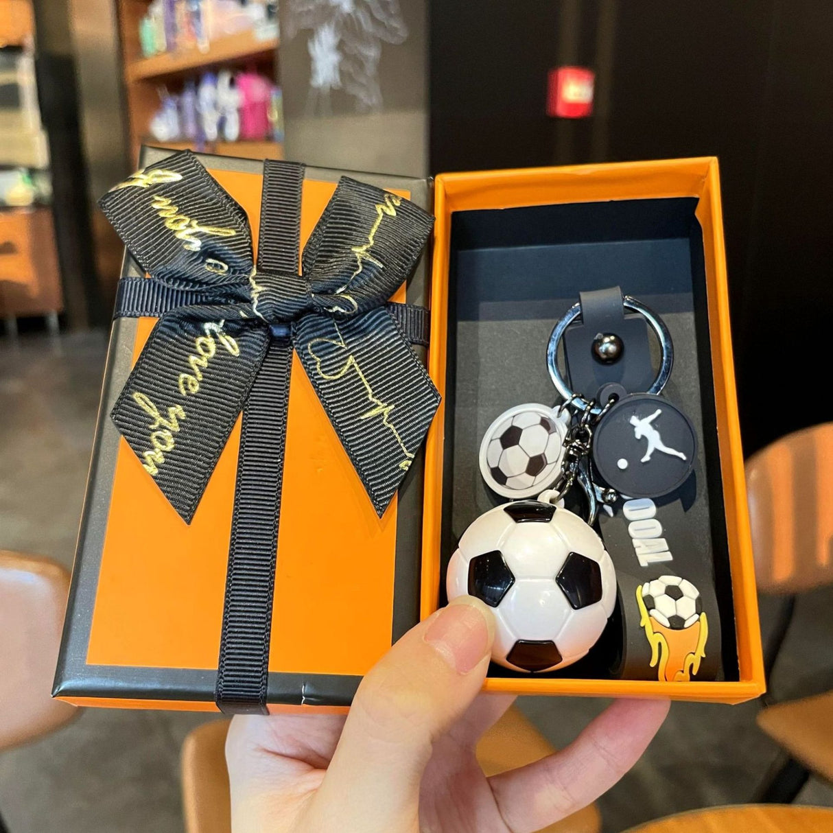 Breloc fotbal Flippy alb-negru din acril, detaliu pandantiv minge Cupa Mondială, 50 g