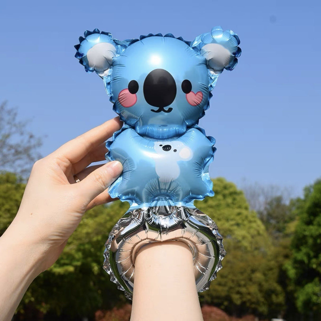 Detaliu balon folie albastru figurină Koala, ambalaj individual, compatibil aer și heliu