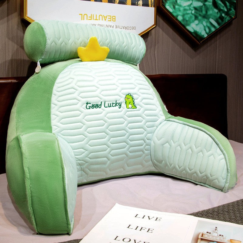 Detaliu broderie model dinozaur pe pernă latex verde Vivimall 60x40 cm, utilizare ca spătar pat sau tetieră canapea