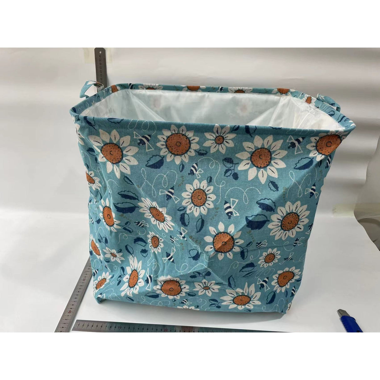 Cos depozitare, Vivimall, Capac cu Snur, 175 L, Confectionat din Bumbac si un Strat Impermeabil, 50 x 50 x 70 cm, Albastru Deschis, Imprimeu Flori - vivimall.ro