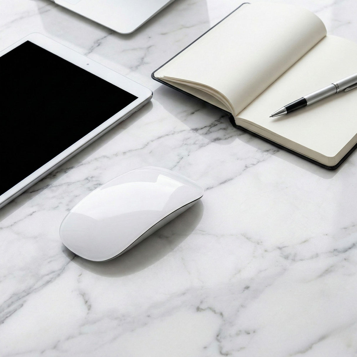 Mouse wireless FLIPPY M103 alb conectat la laptop prin Bluetooth, utilizare birou