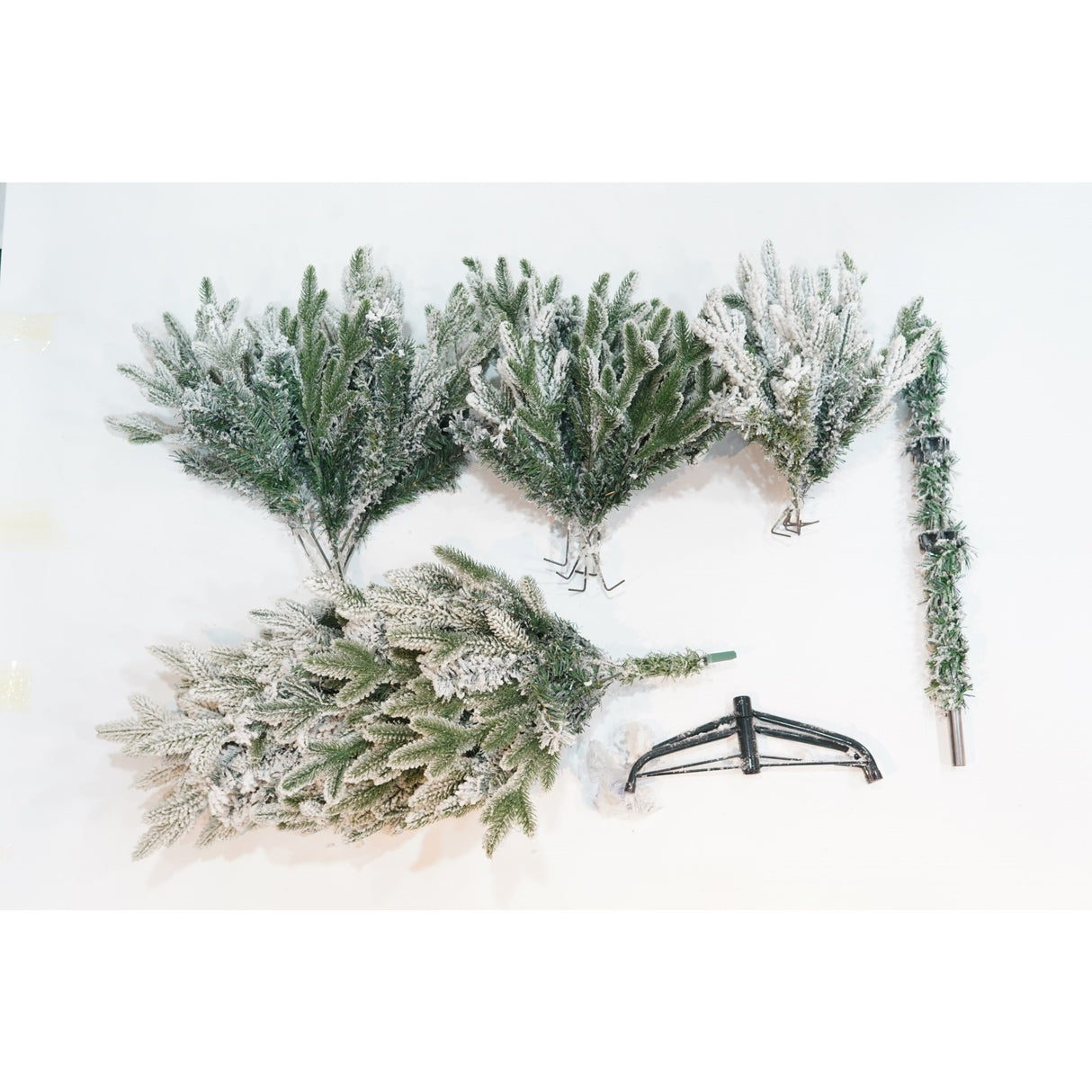 Brad Artificial de Craciun, Vivimall, 1.5 m inaltime, Verde, Pulverizat complet alb-tip zapada, Interior/ Exterior, Ramuri bogate - vivimall.ro