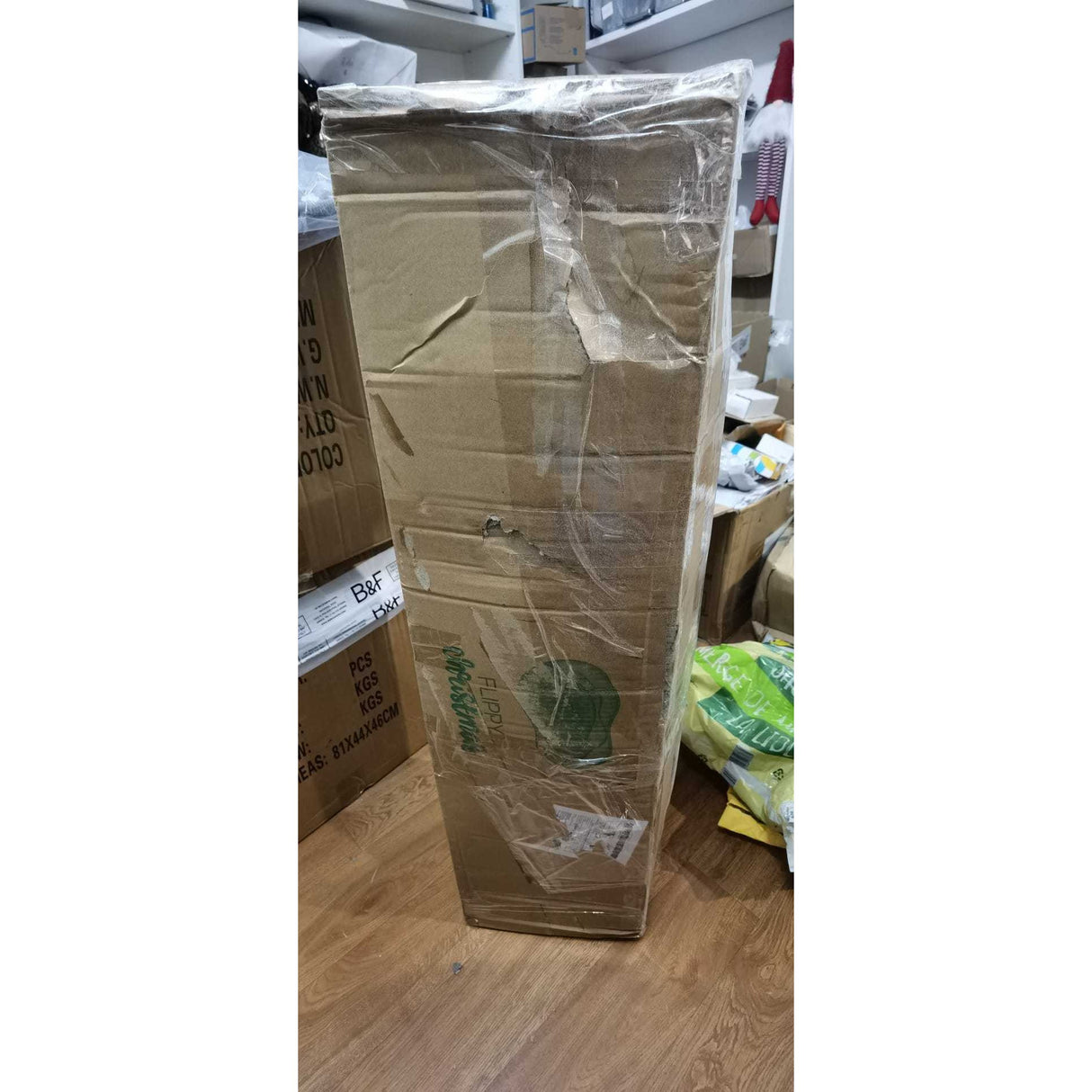 Brad artificial de Crăciun resigilat 150 cm, vedere de ansamblu cu ramuri aranjate, interior