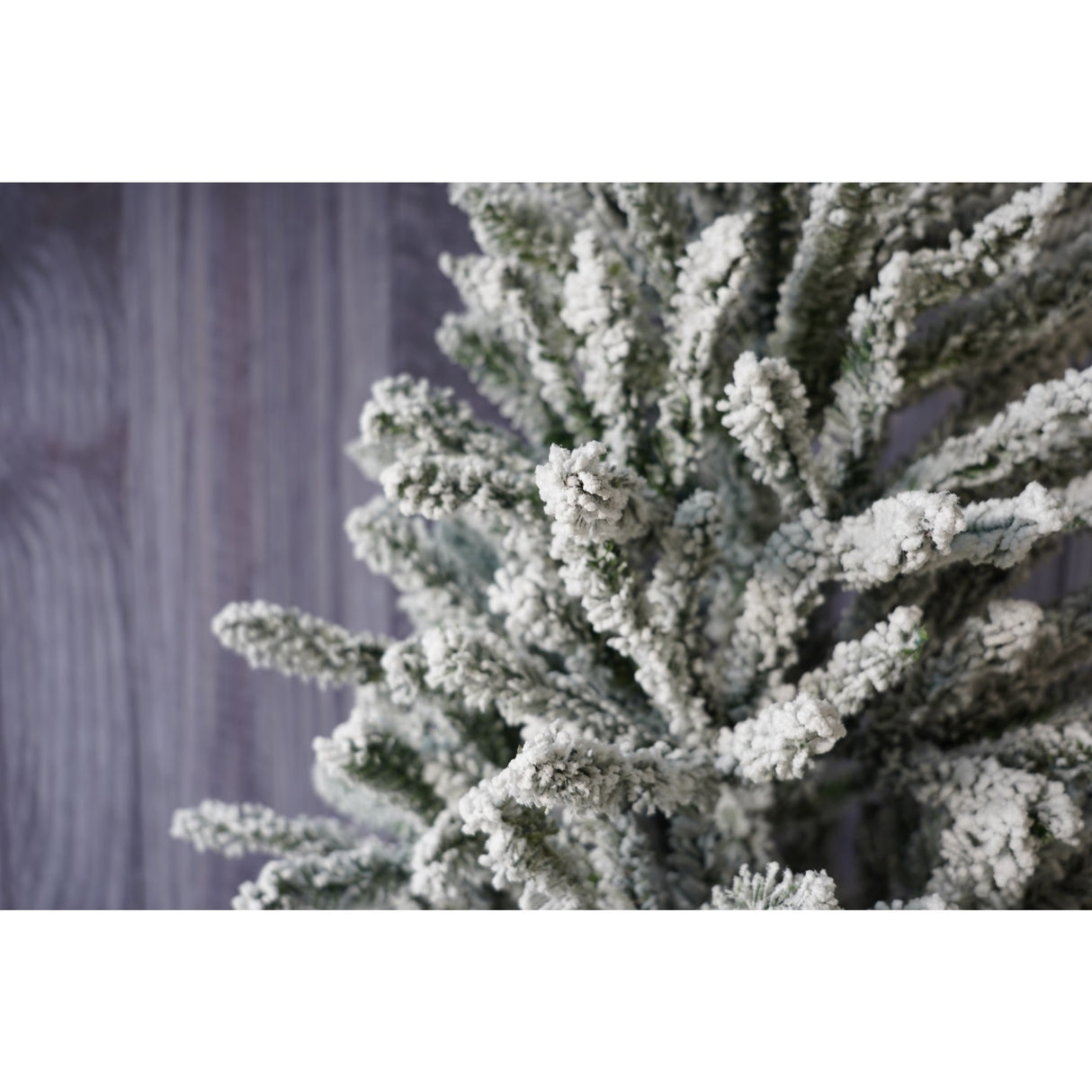 Brad Artificial de Craciun, Vivimall, 1.8 m inaltime, Verde, Pulverizat alb-tip zapada, Diametru inferior 110 cm, Interior/ Exterior - vivimall.ro