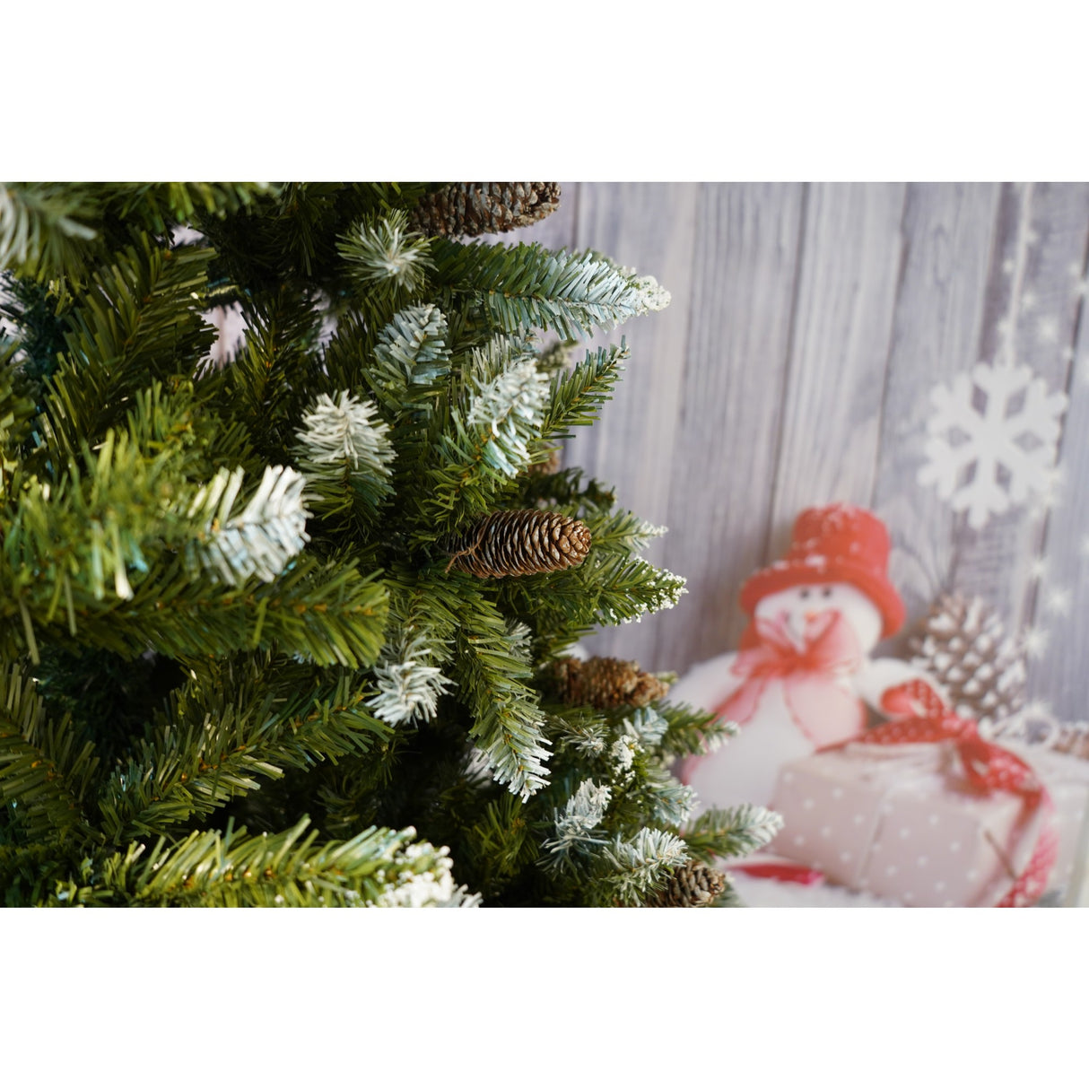Brad Artificial bogat de Craciun, Vivimall, 2.10 m inaltime, Verde, Pulverizat alb-tip zapada, Interior/ Exterior, 1266 ramuri - vivimall.ro
