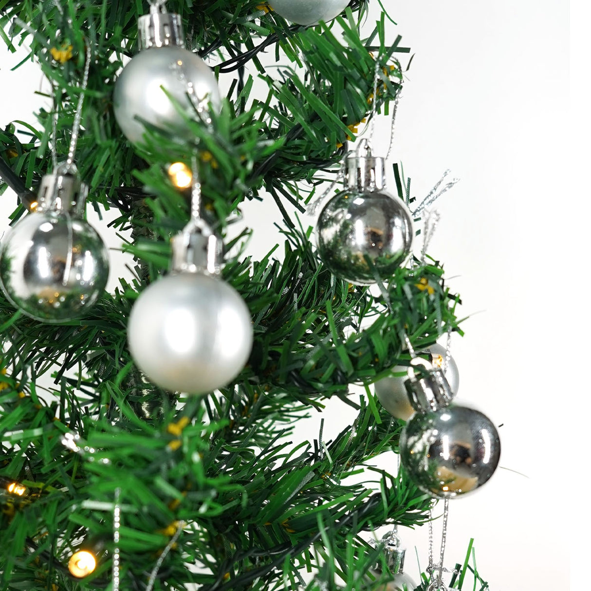 Brad Artificial Impodobit, 60 cm, suport plastic cu instalatie luminoasa 20 LED alb cald + 20 globuri argintii incluse, Vivimall - vivimall.ro