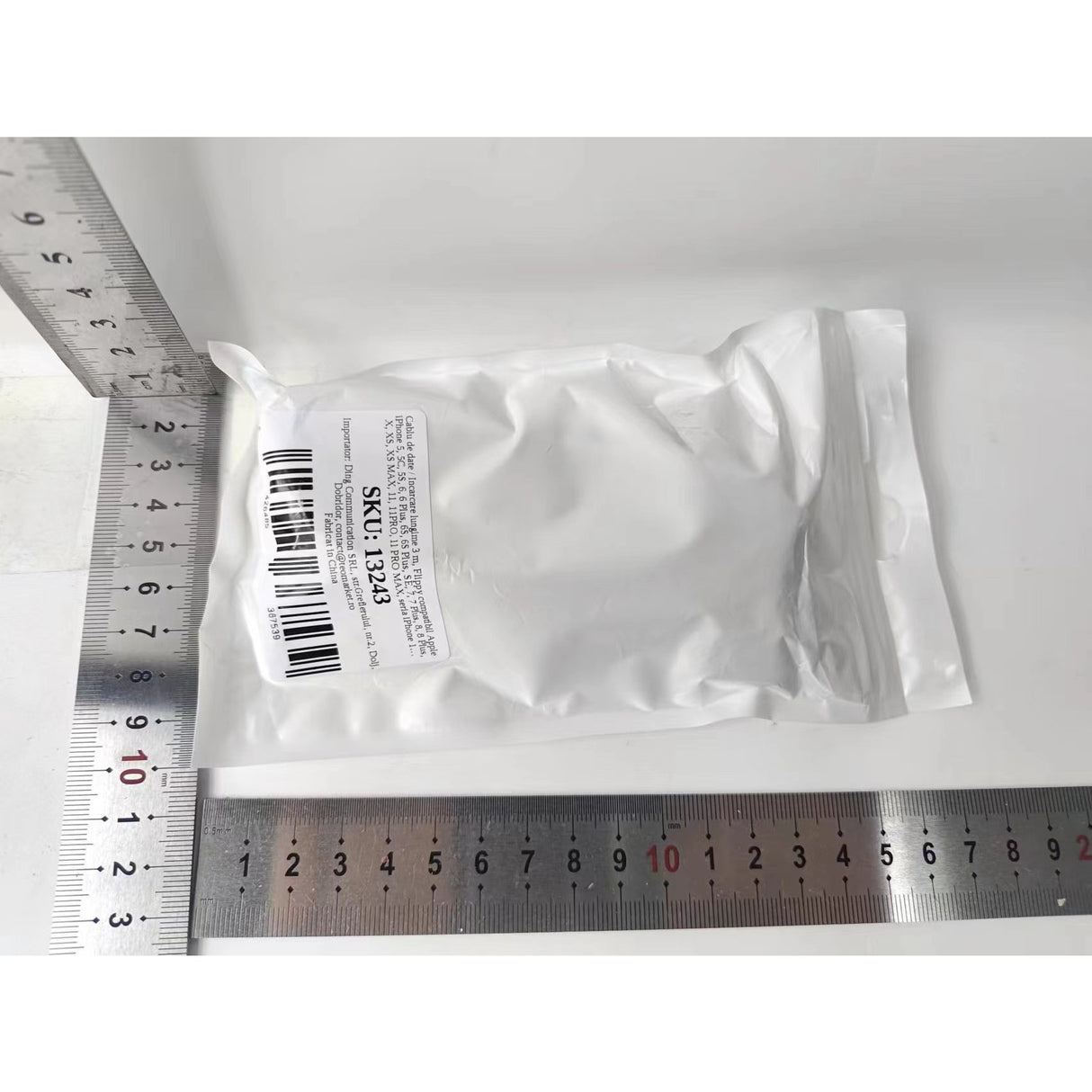 Cablu iPhone Lightning alb 3 metri în utilizare, compatibil modele iPhone 5 până la 14