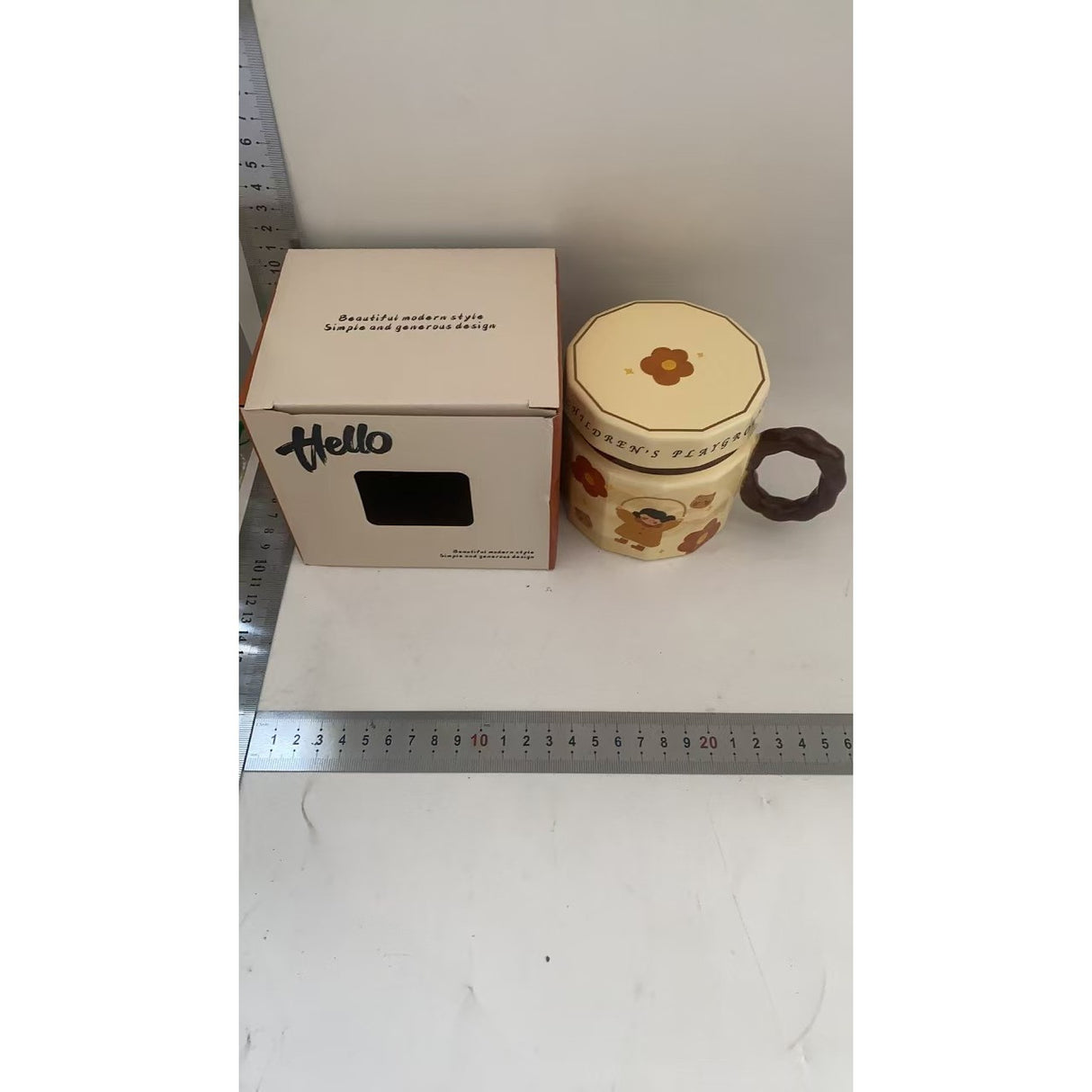 Cana din ceramica, Vivimall, Cana pentru Cafea, Ceai, Cana Universala, Unisex, Cana cu Capac, 9 x 8 x 8 cm, 400 ml, Model Fetita cu Coarda, Bej - vivimall.ro