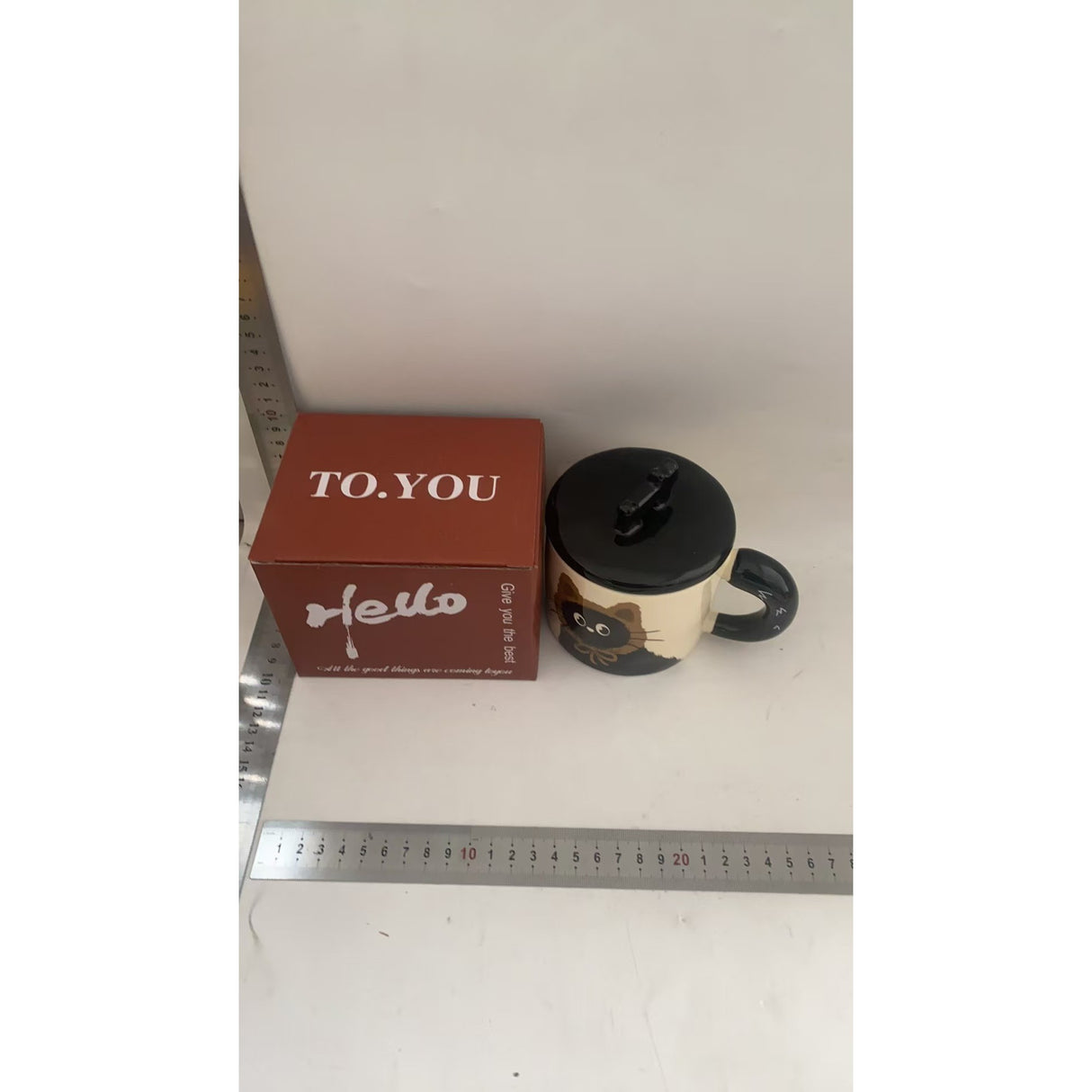 Cana din Ceramica, Vivimall, Model in Cutie pentru Cadou, Cana pentru Ceai, Cafea, Cana Retro Design Capac cu Figurina 3D, 9.5 x 8 x 8 cm, 360 ml, Bej, Print Pisica Maro Negru - vivimall.ro