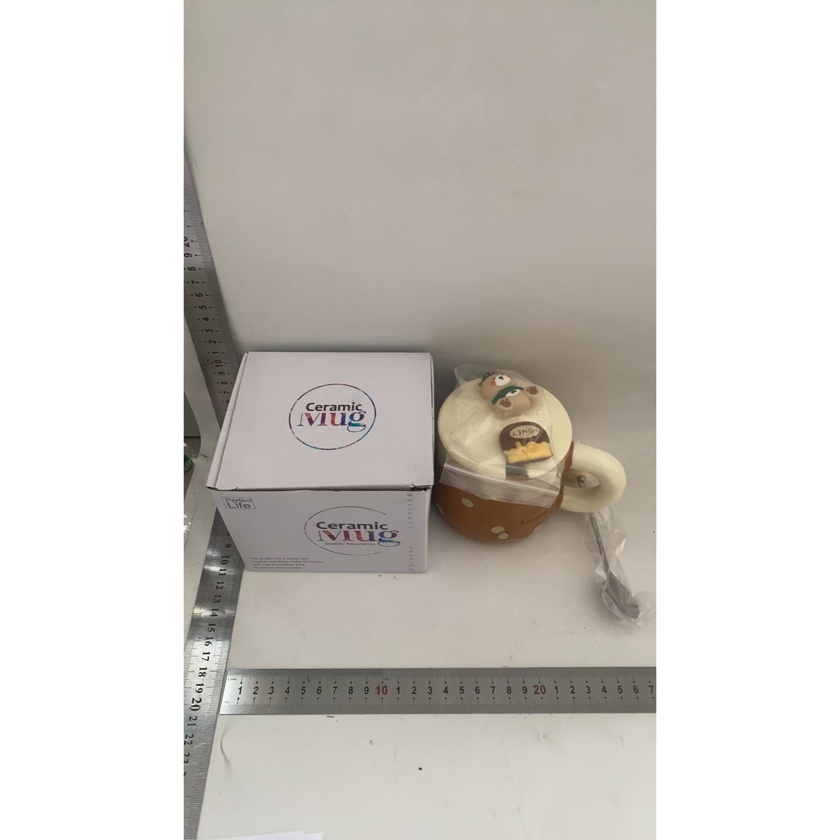 Cana din Ceramica, Vivimall, Model Urs pentru Baieti, Cana Universala, Cana pentru Ceai, Cana cu Lingura Metalica si Capac, 9.6 x 9.5 x 9.5 cm, 400 ml Maro inchis - vivimall.ro