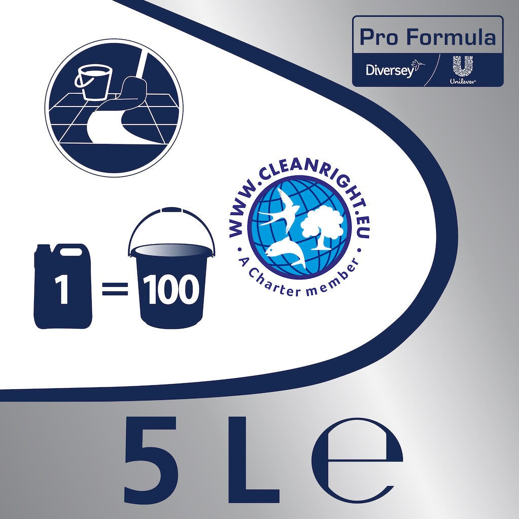Soluție detergent universal CIF Pro Formula pregătită în găleată cu apă caldă