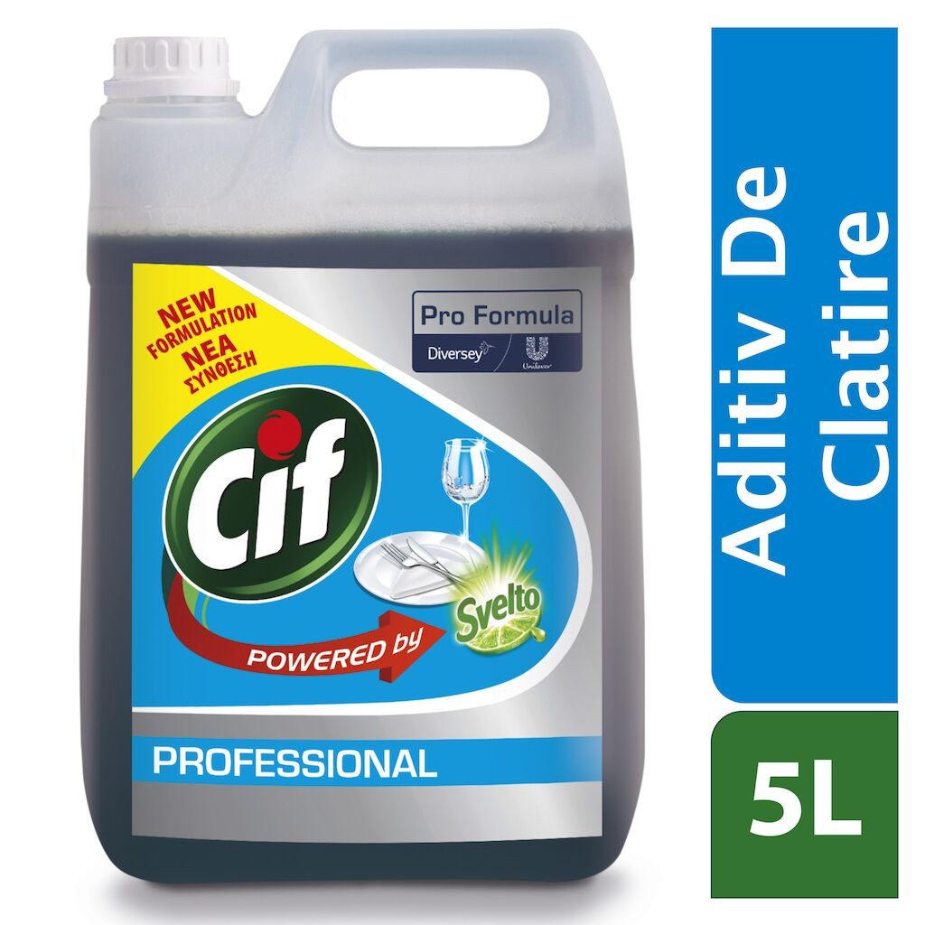 CIF Professional Rinse Aid 5 L în uz, turnat în dozatorul mașinii de spălat vase industriale