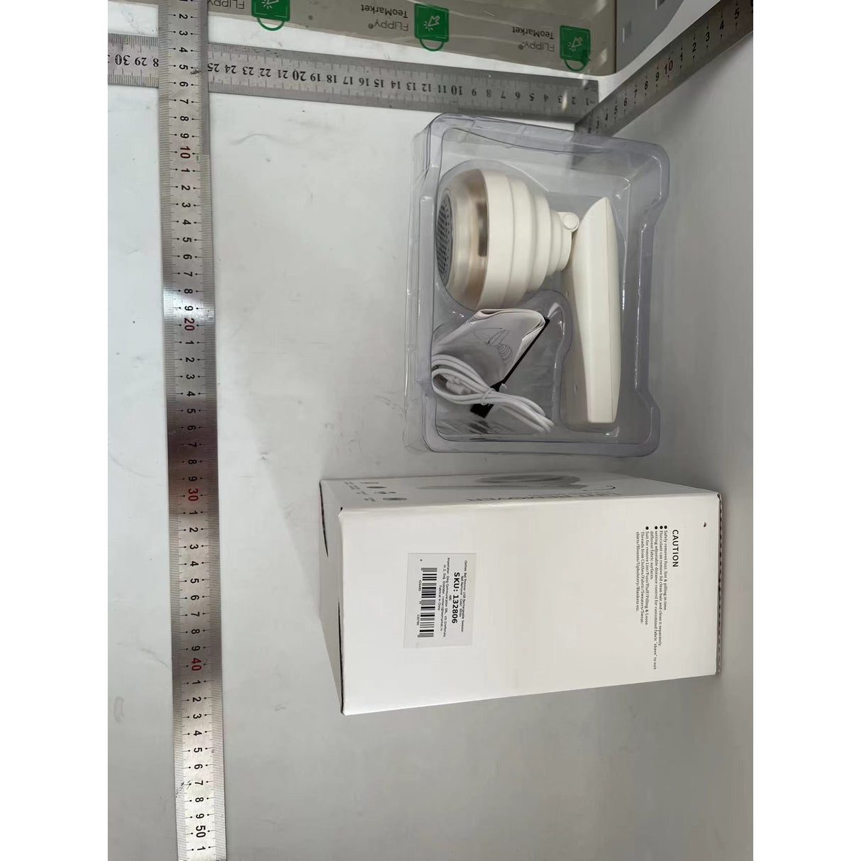 Aparat Pentru Curatat Scame, Par Si Praf, Vivimall, Trimmer pentru Diferite Tipuri De Material, Cu Lame Din Otel Inoxidabil, Maner Flexibil, Incarcare Prin USB, 13x8 cm, Alb - vivimall.ro