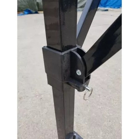 Cort pliabil roșu 2x2 m utilizat la petrecere în curte, vedere de ansamblu