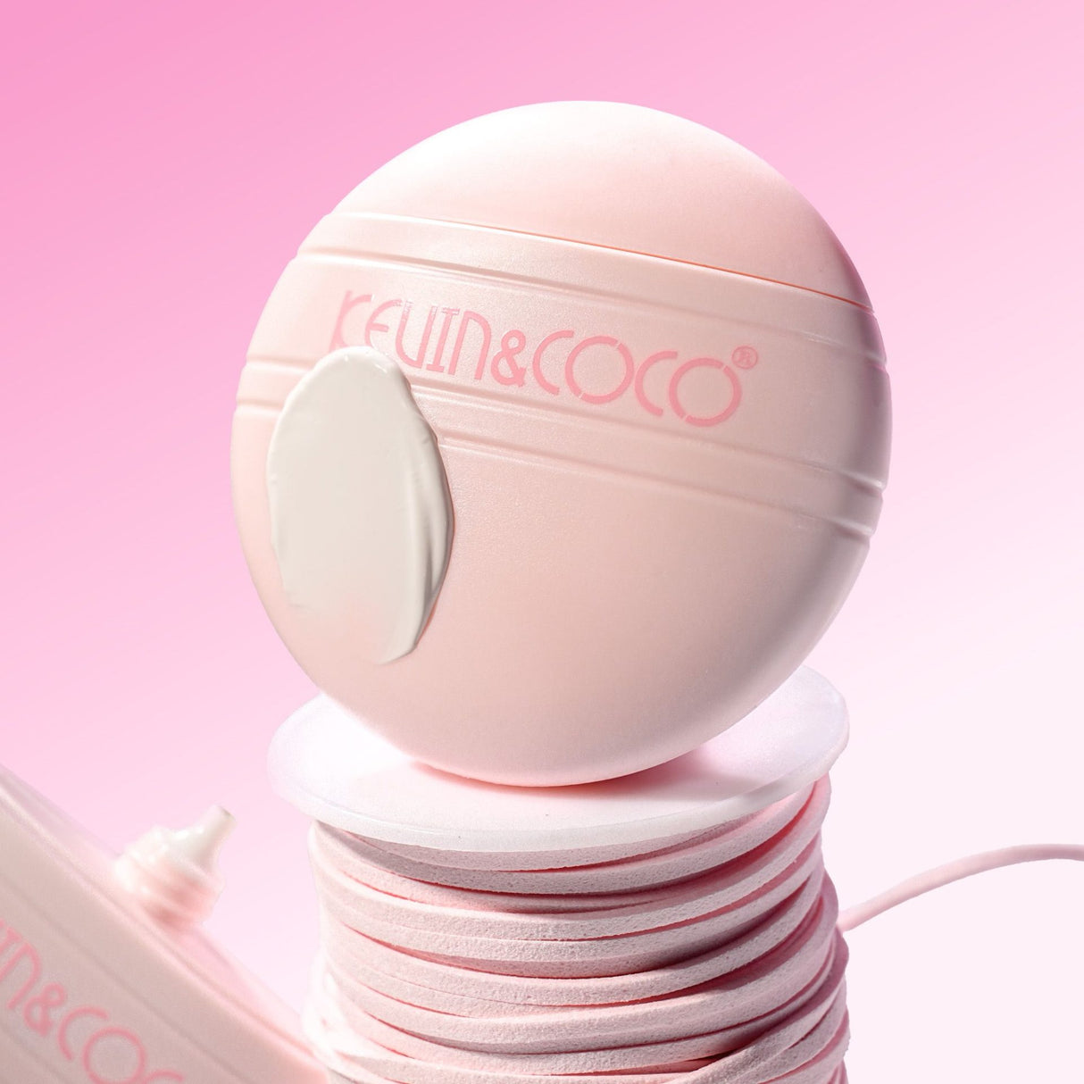Textură ușoară cremă primer Kevin&Coco SPF 50, detaliu produs aplicat pe piele, efect neted