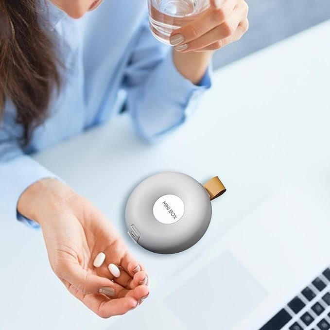 Cutie Depozitare Medicamente, Vivimall, 6 Compartimente, Inchidere Etans, Portabila, Rotund, Alb/Gri, PP, 8.4x2.9x8.5 cm - vivimall.ro