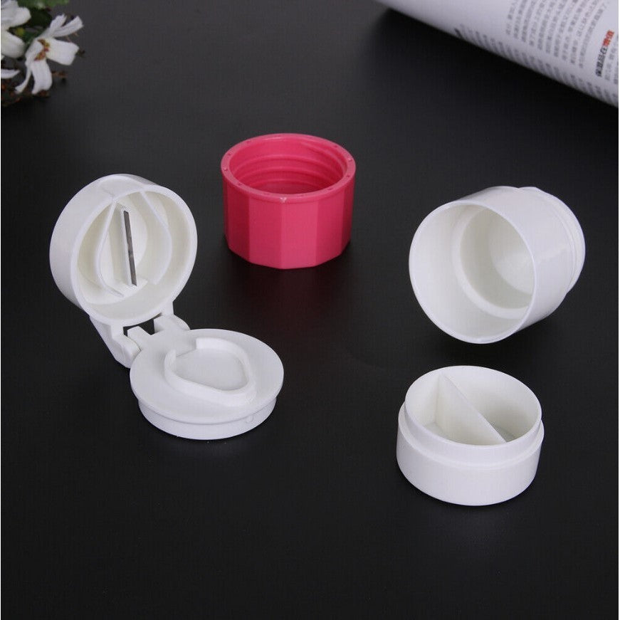 Cutie Pastile Multifunctionala, Vivimall, 4 in 1, Pahar Apa, Taiere, Sfaramare, Depozitare, Compact, ABS cu Lama din Inox, Alb/Roz, 8.7x6.2x4.1 cm - vivimall.ro