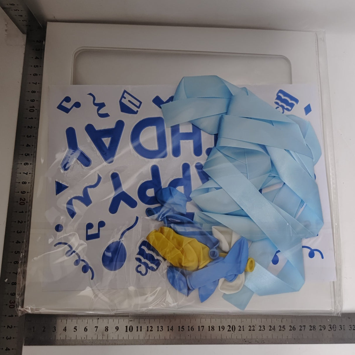 Cutie pentru Baloane, Vivimall, Tematica Aniversare, Model Scris Happy Birthday, Baloane Albastre, Albe, Galbene si Panglica Incluse, Contur Alb, Transparenta, 30x30 cm - vivimall.ro