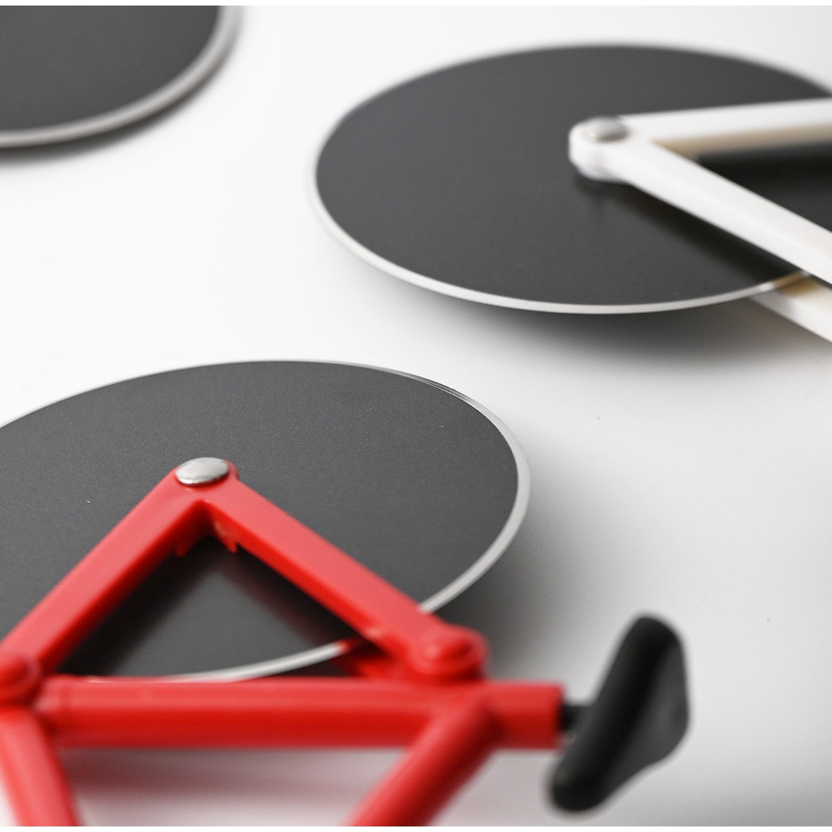 Cutit pizza creativ Vivimall, in forma de bicicleta, cu suport pentru cutit, 19 x 12.5 cm, otel/PP, negru - vivimall.ro