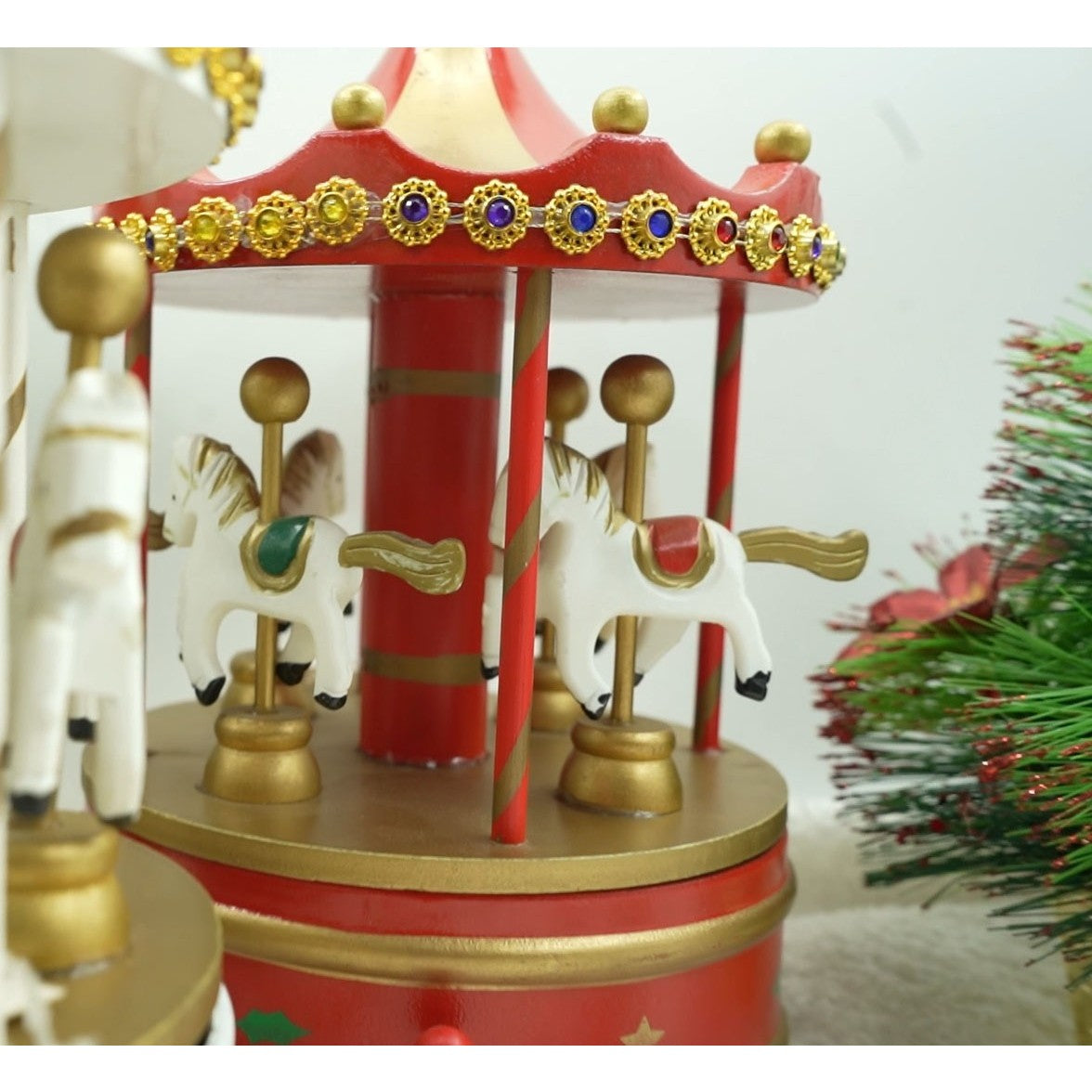 Cutiuta muzicala decorata de Craciun, Carusel rotativ, Rosu, din Lemn, Interior, Vivimall - vivimall.ro