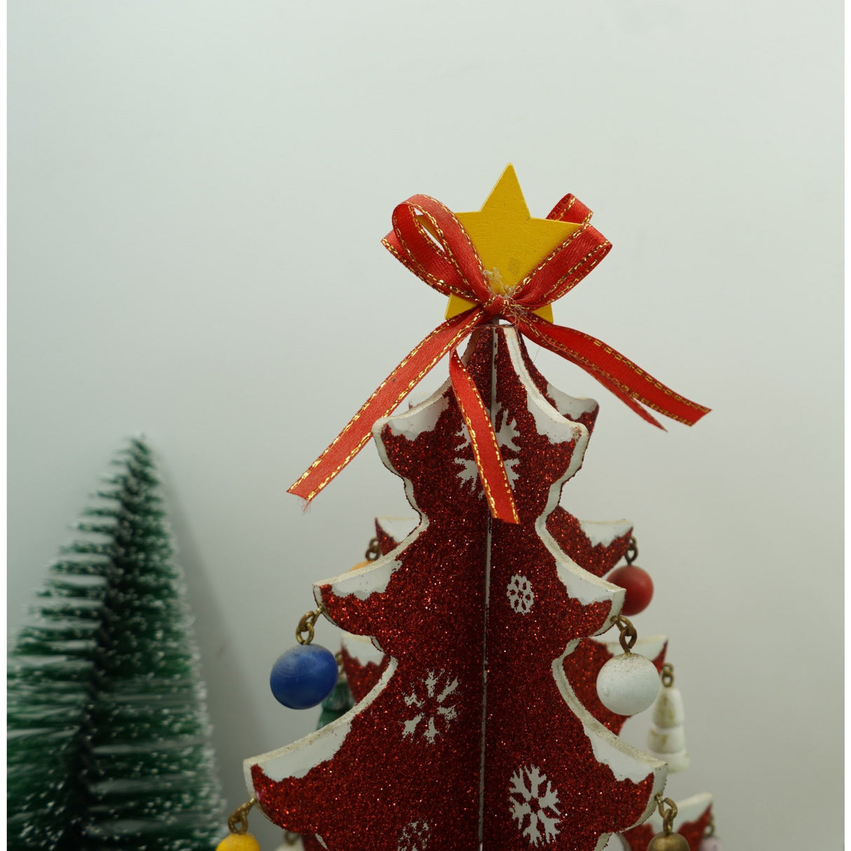 Decoratiune Craciun, Brad, Rosu/Alb, 8 cavitati cu ornamente, 18.5 cm x 33 cm, Lemn, Vivimall - vivimall.ro