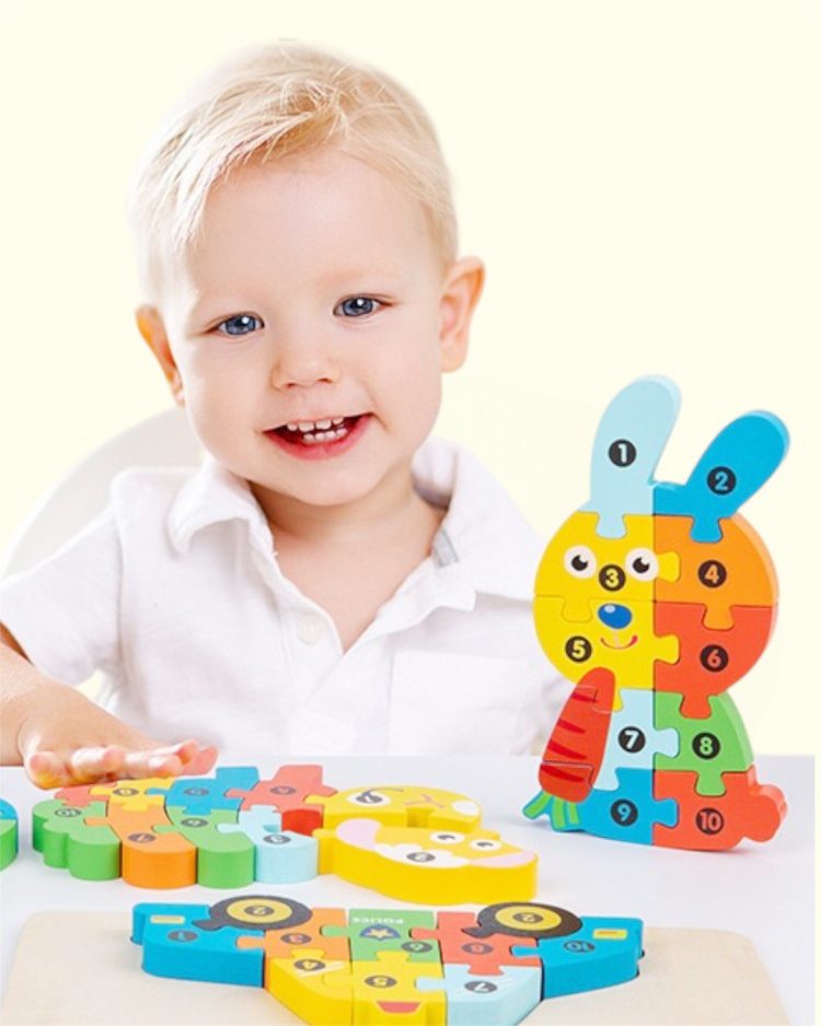 Copil mic asamblând puzzle-ul din lemn Flippy model iepure, 11 piese colorate